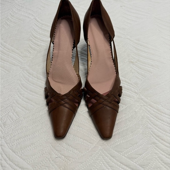 Tahari Women’s Brown Leather Pump Heels. Size 9 - Picture 2 of 10